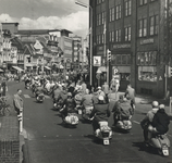 603715 Afbeelding van de aankomst van de deelnemers van de Internationale Scooter Rally bij het Vredenburg te Utrecht, ...